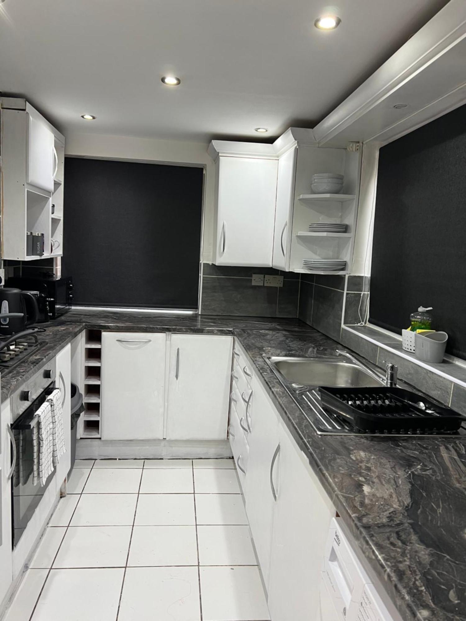 Lausory King Bed Living Your Luxe Home Away نوتينغهام المظهر الخارجي الصورة