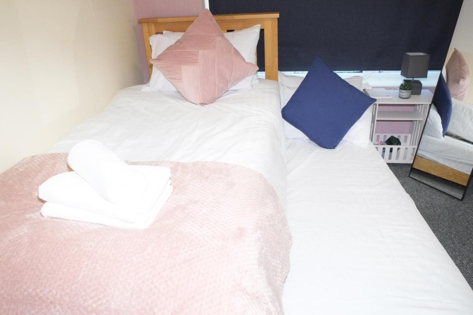 Lausory King Bed Living Your Luxe Home Away نوتينغهام المظهر الخارجي الصورة