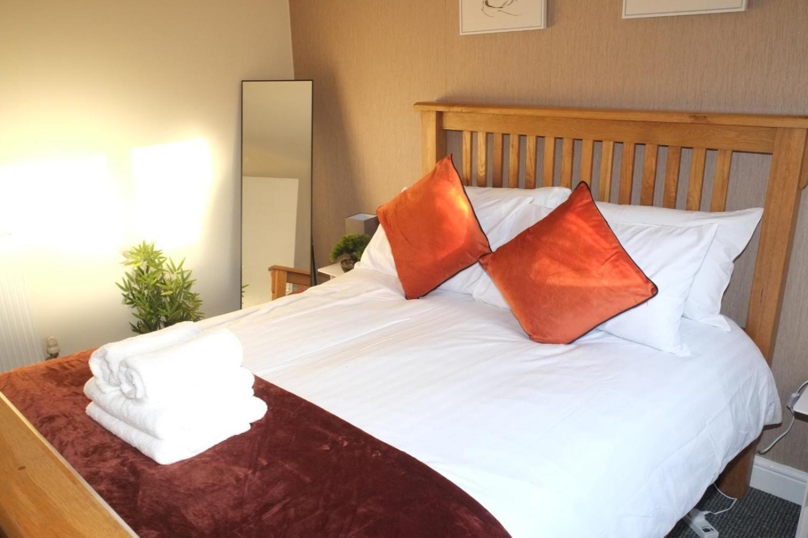 Lausory King Bed Living Your Luxe Home Away نوتينغهام المظهر الخارجي الصورة